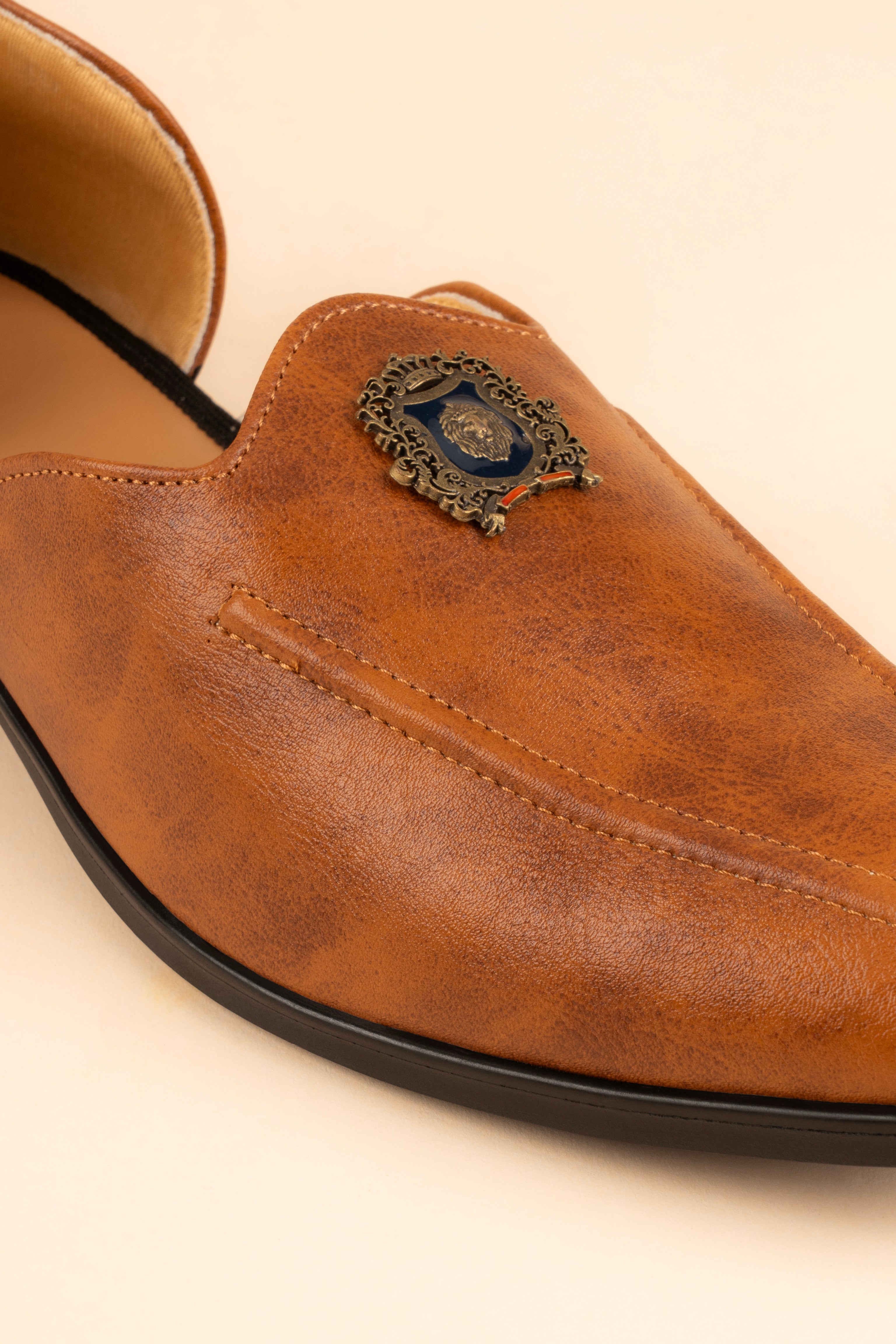 The Crest-Emblem Textured Mojari